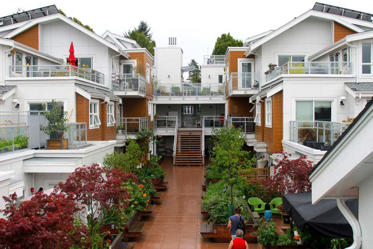 Qué es el cohousing: viviendas colaborativas para envejecer entre amigos